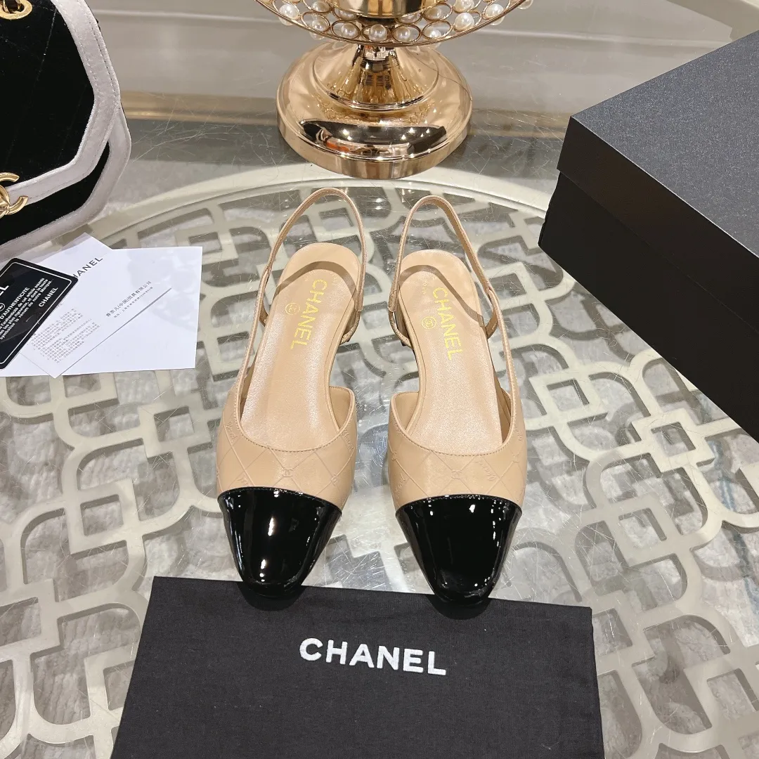 👟👟Ex-factory price 540👟👟 CHANEL Xiangjia 24vs spring and summer new fashion sandals series... Chanel is a very comprehensive noble fashion lifestyle brand. The same models are sold by major fashion bloggers and celebrities in Hong Kong, the United States, and other countries. They are simply beautiful. I fall in love with elegance and the playful sense of the future. I want to own them right away just by looking at them. But you can really think about a pair of exquisite high heels. This series is specially designed for extraordinary and indifferent ladies to create a unique overall effect. CHANEL designs products that inspire women to move forward and highlight their charm... 1️⃣Material: Original customized patent leather + imported sheepskin 2️⃣Inner lining: Original customized imported sheepskin 3️⃣Feet: Original customized imported sheepskin 4️⃣Outsole: Genuine leather sole imported from Italy 5️⃣Heel height: 2.5cm/6.5cm/9cm 6️⃣Number: 34-43 (34.40.41.42.43 customization is not returnable) 7️⃣Packaging: The latest and exquisite full set of packaging at the counter